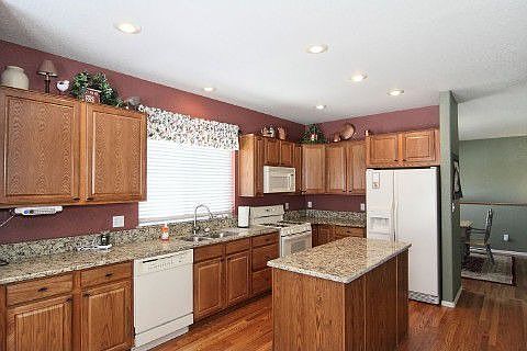 Gourmet kitchen w/hardwood floors & granite counters