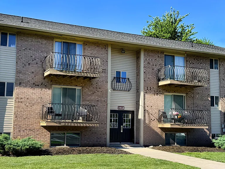 Crown Crossing Apartments — Photo 94