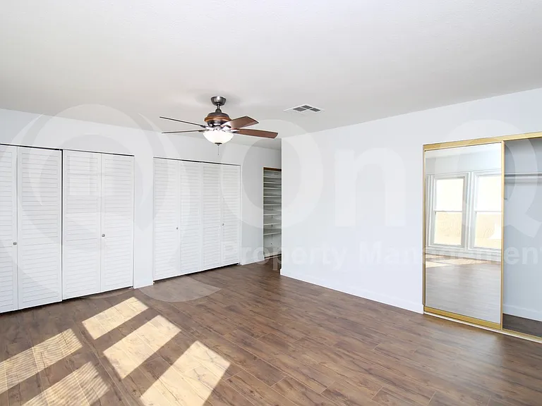 5621 N 79th St #4 — Photo 11