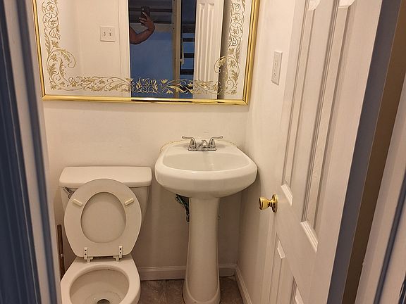 5th image of 3886 Parklane Dr