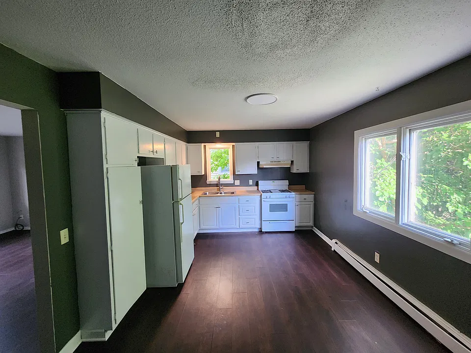 204 42nd Ave NE