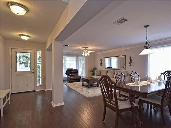 4th image of 1009 Parkcrest Ct