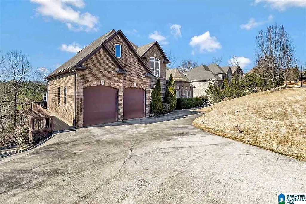 5 bed, 4.5 bath, 5784 sqft, $4,995 — Photo 3
