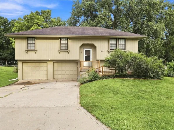 3704 N Woodland Ave, Kansas City, MO 64116