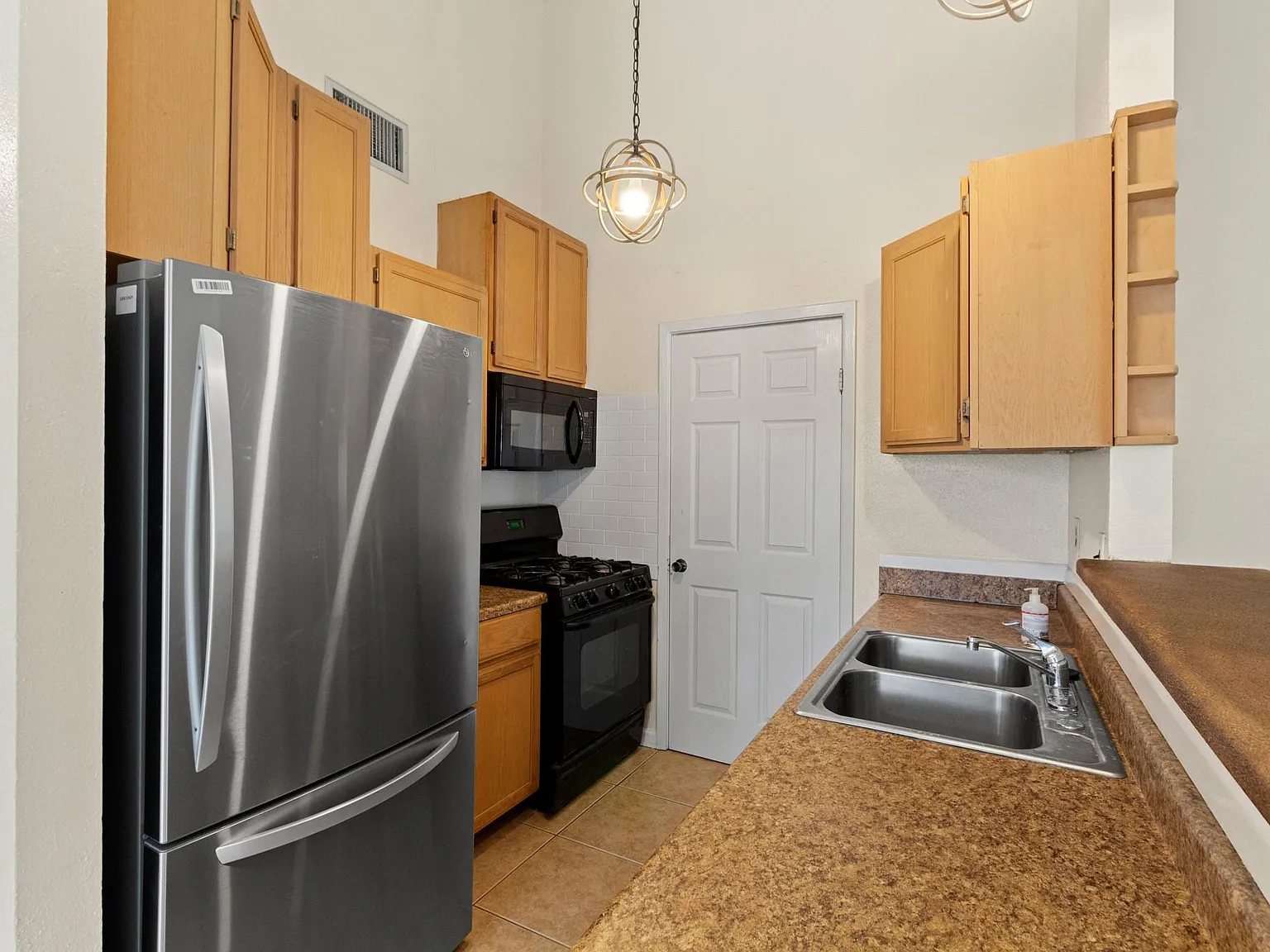 2 bed, 1.0 bath, 1025 sqft, $1,600 — Photo 3