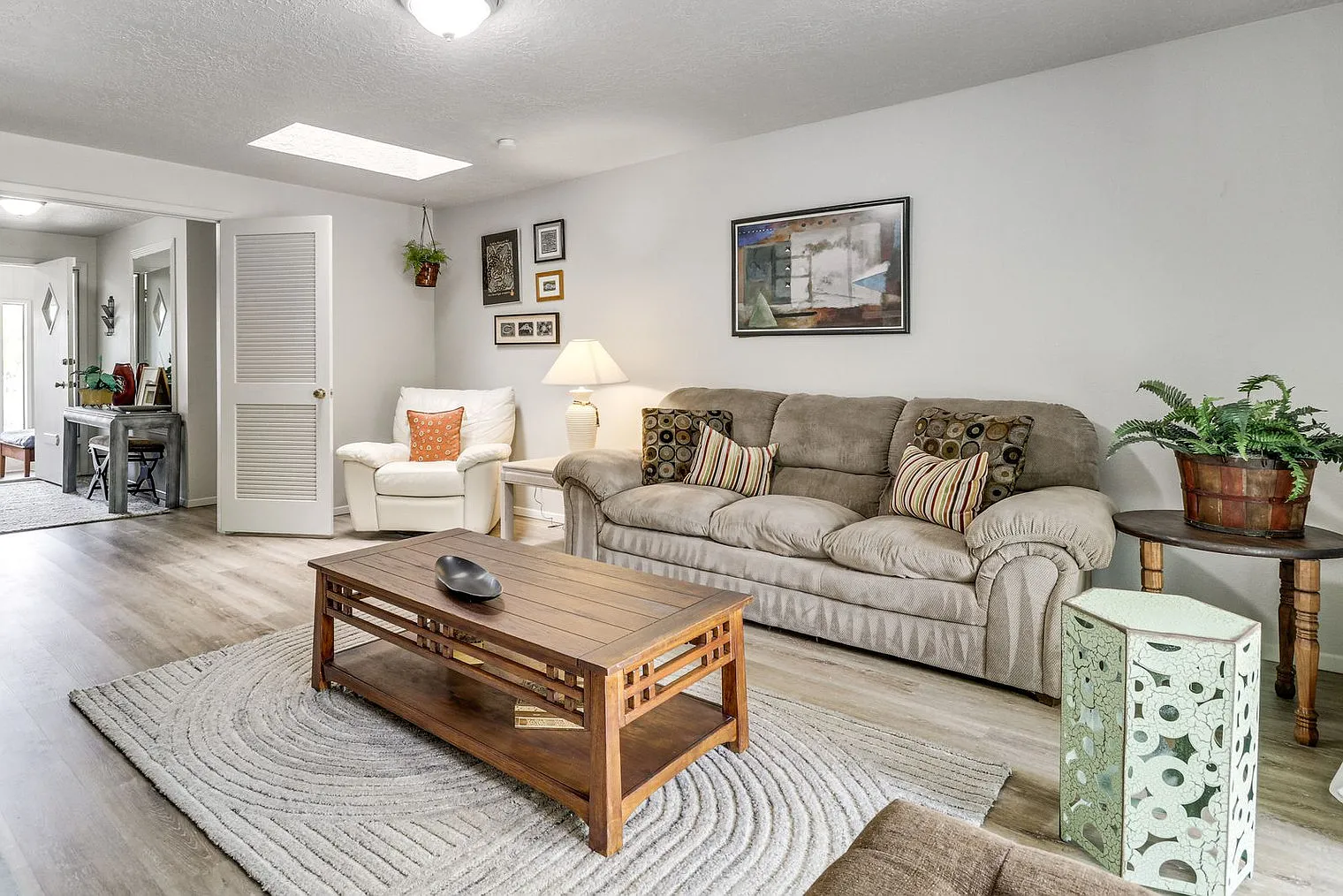 3 bed, 2.0 bath, 2012 sqft, $4,276 — Photo 3