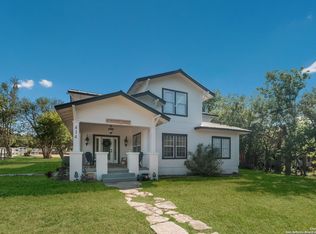 414 12th St, Bandera, TX 78003