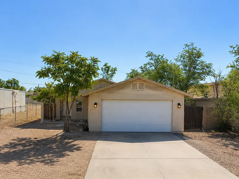 4004 E Devlin Ave — Photo 1