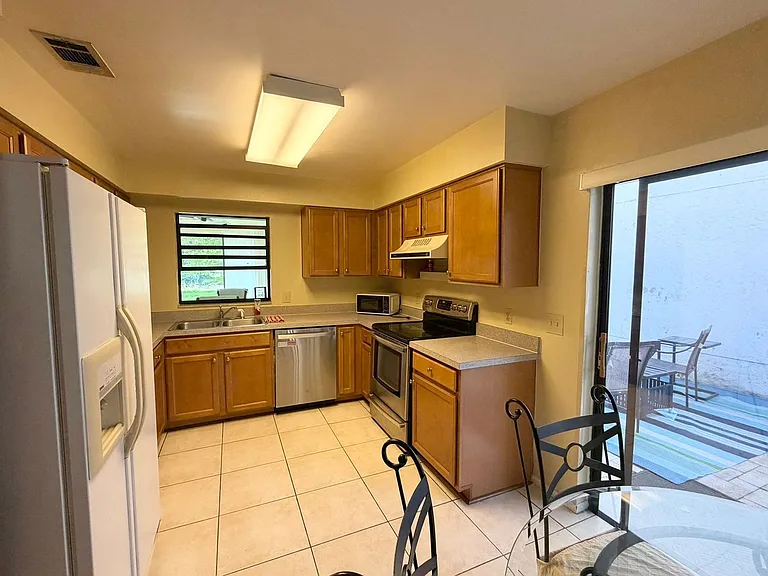 2570 Shadybranch Dr — Photo 9