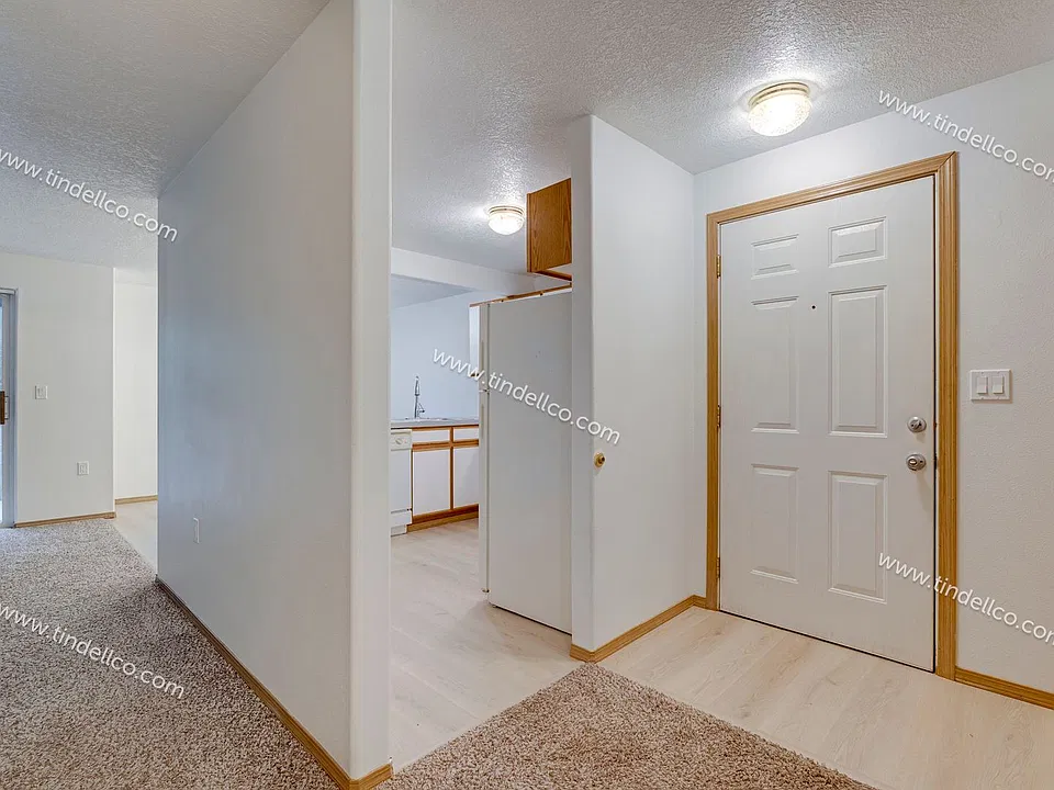 13738 NE Glisan St #5