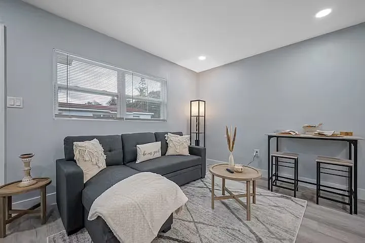 2 bed, 590 sqft, $2,100 — Photo 4