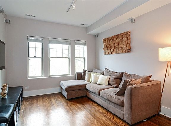 3rd image of 3420 N Wolcott Ave #3