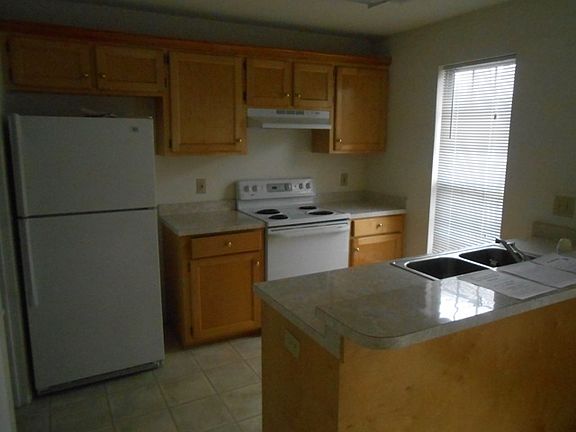 4th image of 324 Oak Creek Cir