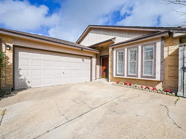 7918 Chancel Dr — Photo 2