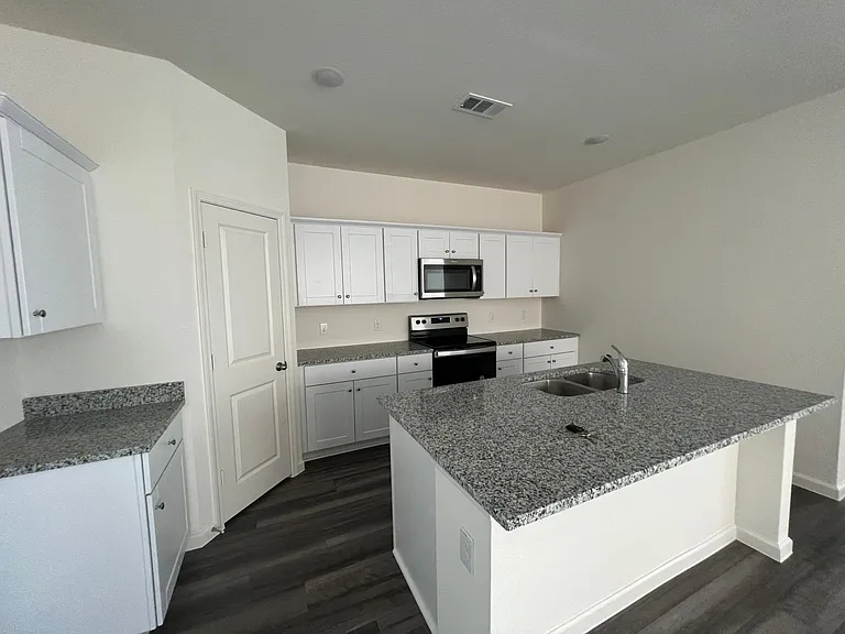 1806 Washington St — Photo 5