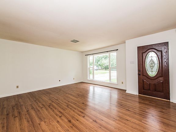 3rd image of 102 Dryades Ln