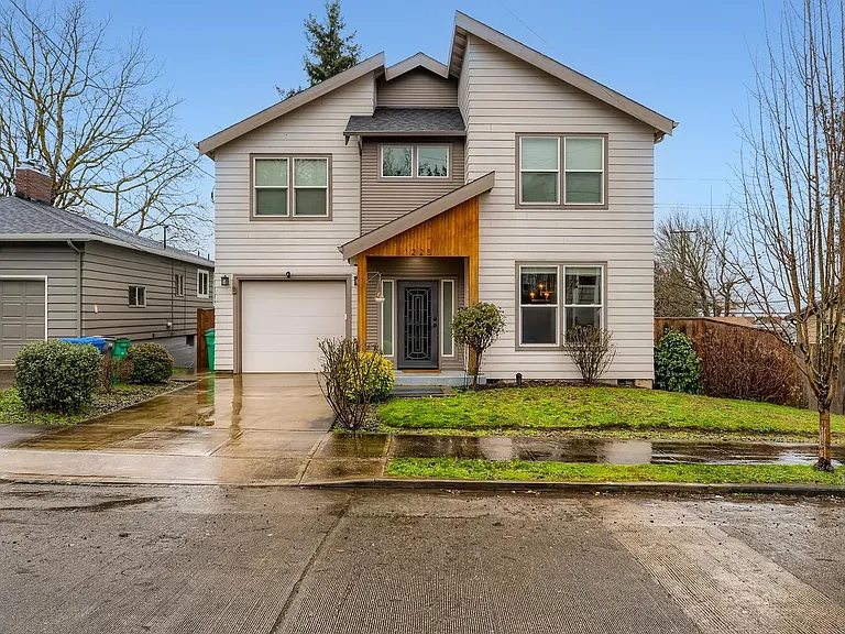 1225 NE Holland St — Photo 4