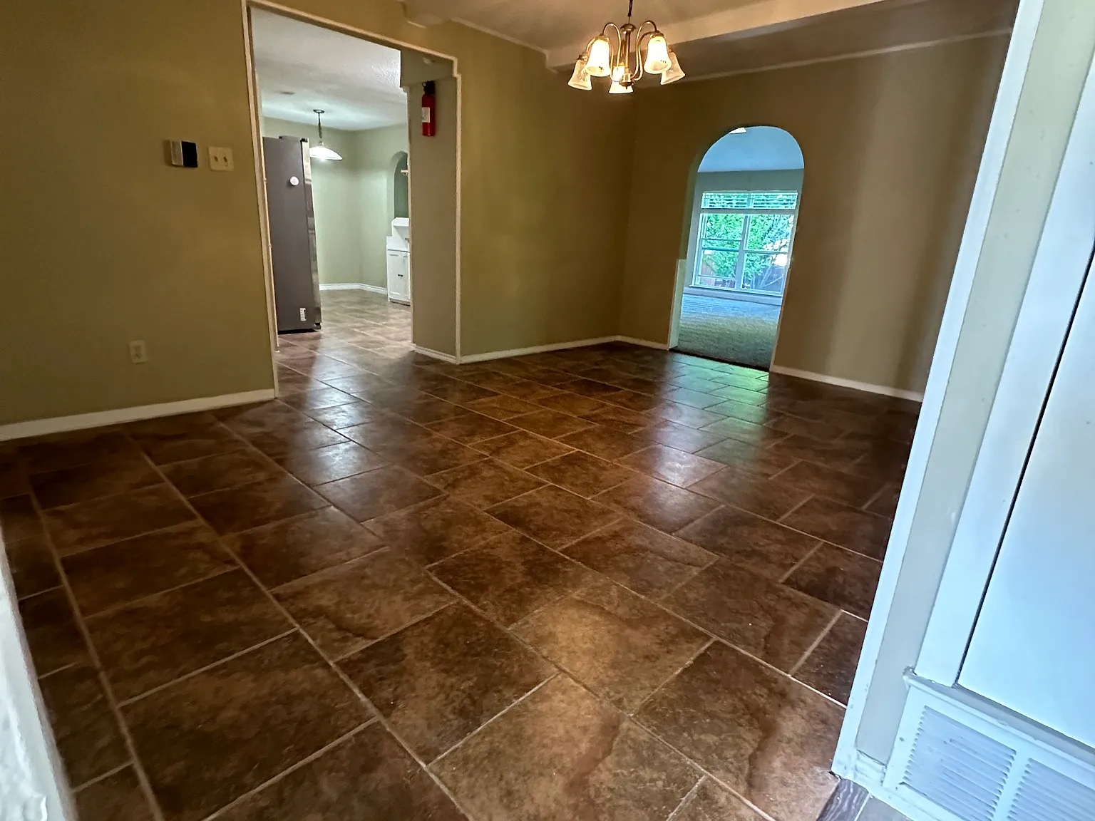 4 bed, 1900 sqft, $2,700 — Photo 4