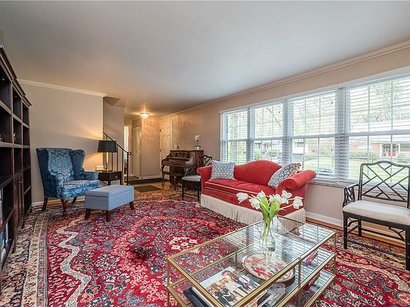 5th image of 165 Thornberry Dr