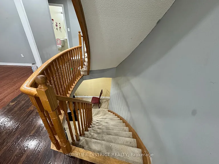 1100 Ashgrove Cres — Photo 48