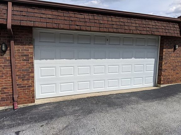 3rd image of 9450 Greenbriar Dr