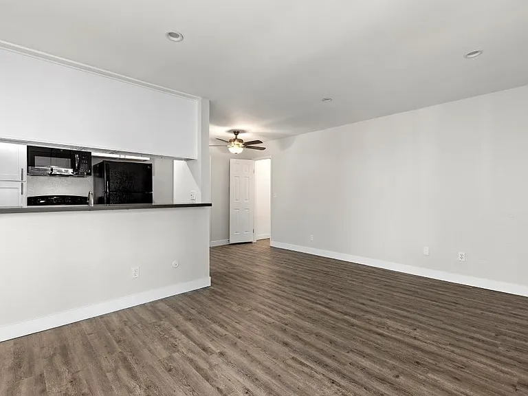 Topanga Canyon Apartments — Photo 15