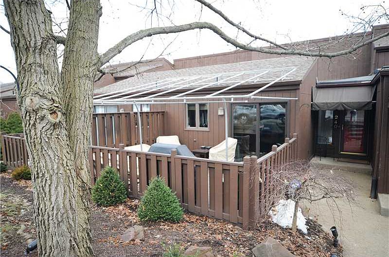 1st image of 240 Lakeview Ct