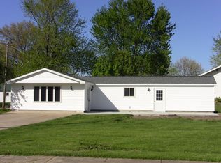 105 E Sparks St, Raymond, IL 62560