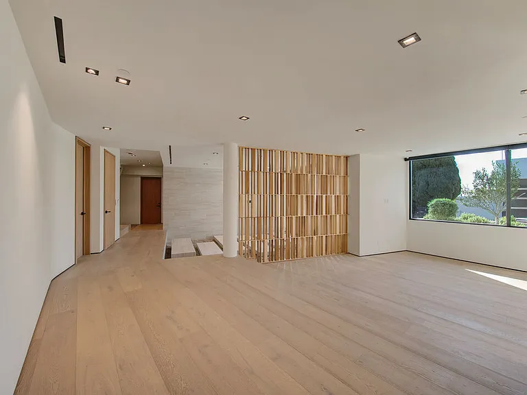 8765 Hollywood Blvd — Photo 21