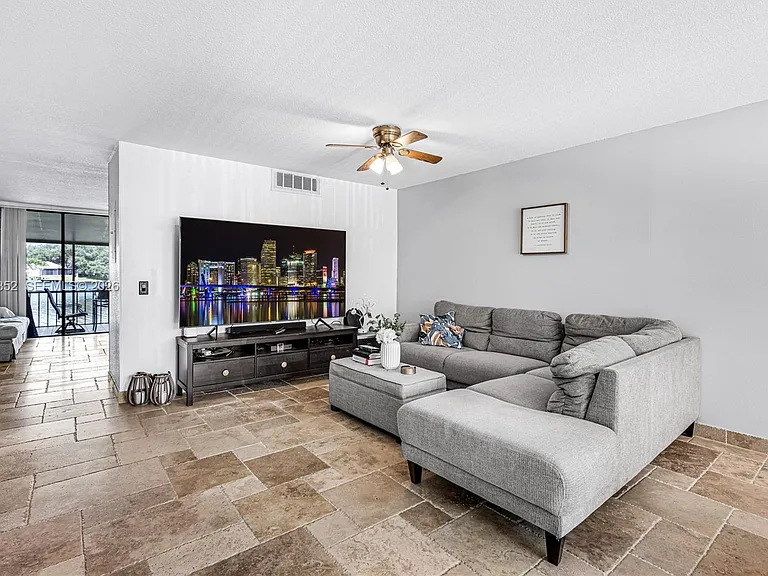 1424 NW 113th Way — Photo 5