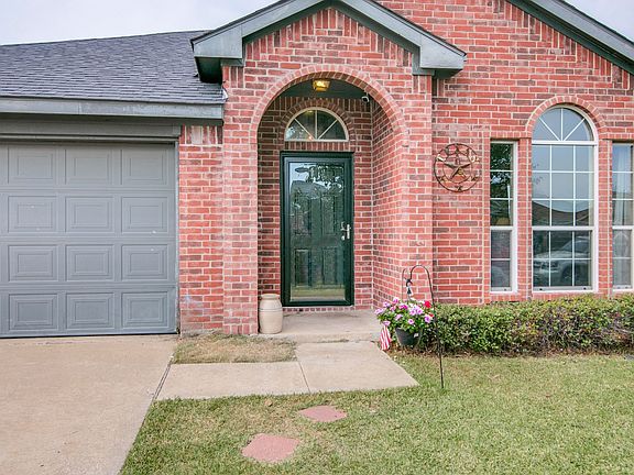 2nd image of 804 Kim Ln