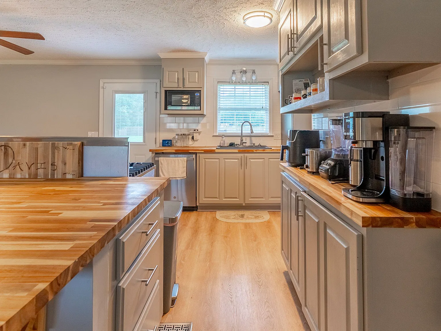 3 bed, 2.0 bath, 1375 sqft, $2,400 — Photo 4