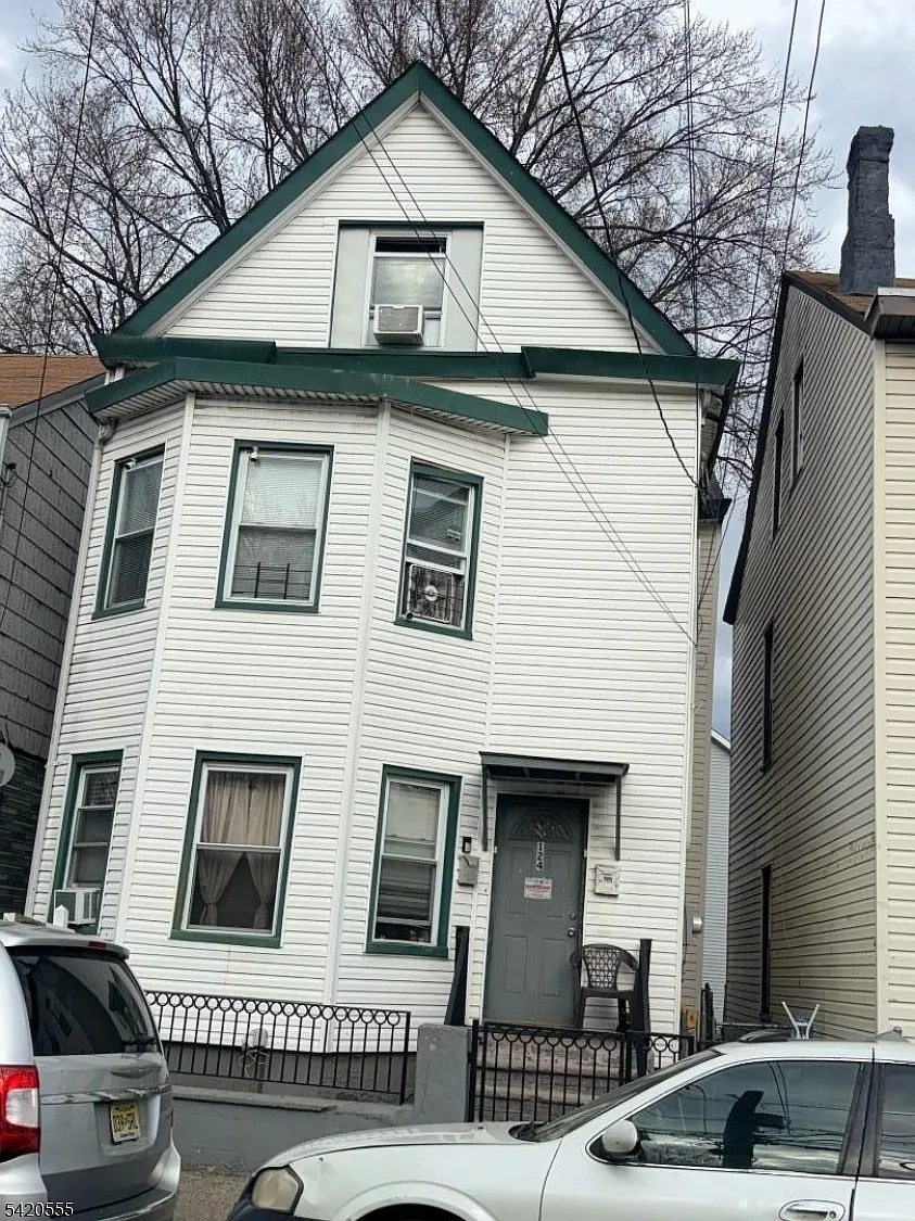 124 E Main St photo 1