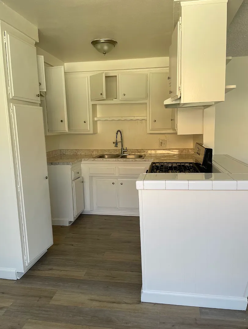 Large 2 bedroom 1 bath Apartment with private balcony. — Photo 4