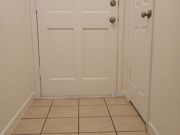 2nd image of 916 Glenn Cir
