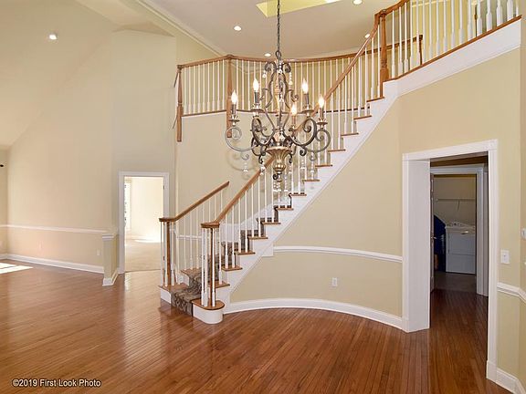 3rd image of 220 Sanctuary Dr