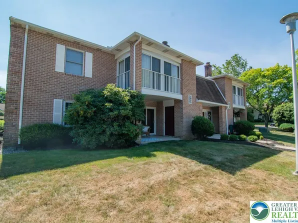 2705 Rolling Green Dr, Macungie, PA 18062