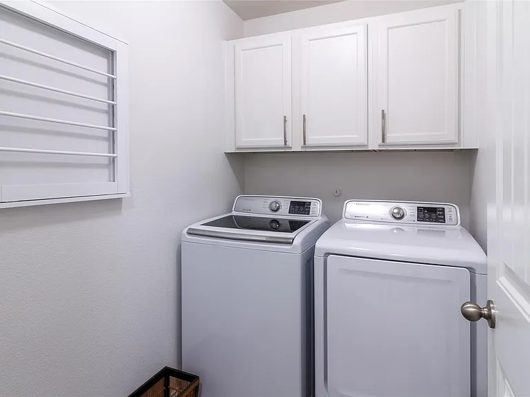 917 Rosewood St — Photo 15