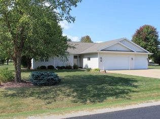 1275 Willow Bend Ln, Oshkosh, WI 54904