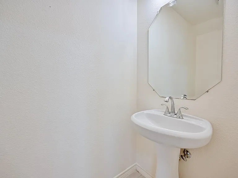 2716 Eastland Dr — Photo 16