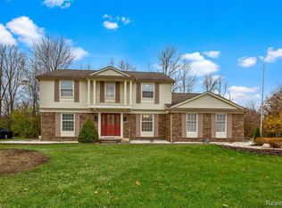 1710 Strickland Dr, Bloomfield Hills, MI 48302