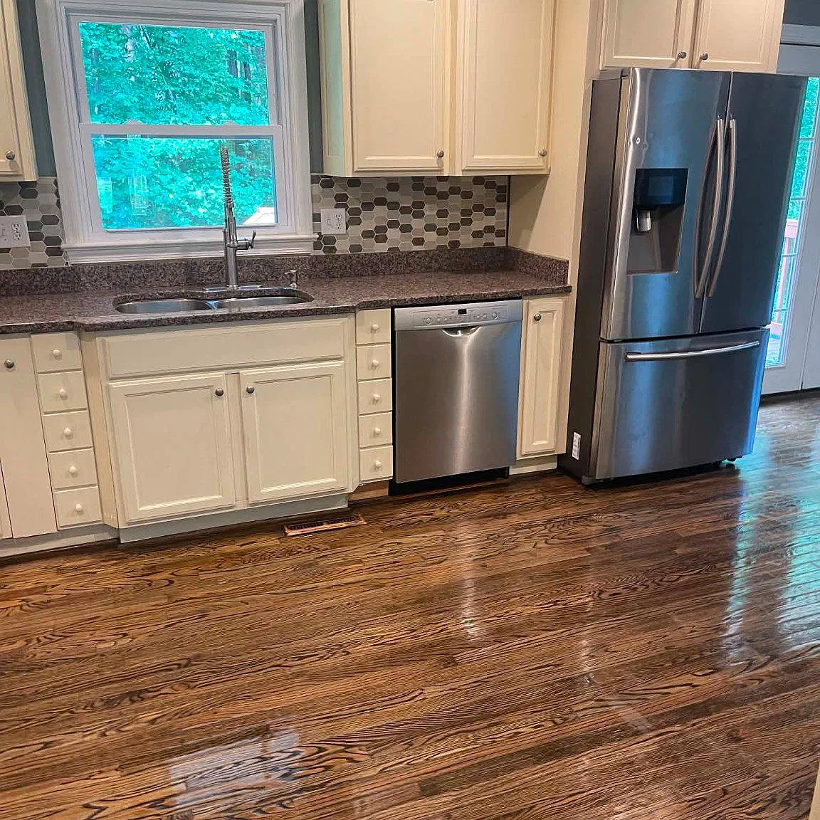 3 bed, 2.0 bath, 1372 sqft, $2,200 — Photo 2