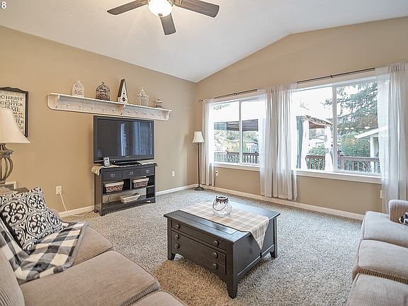 3rd image of 403 Balcer St NE