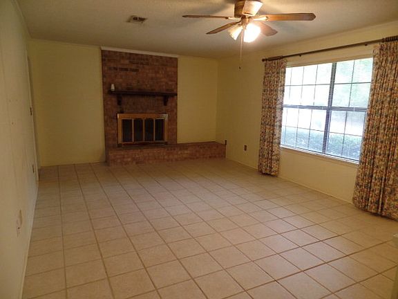 3rd image of 300 Lee Ln