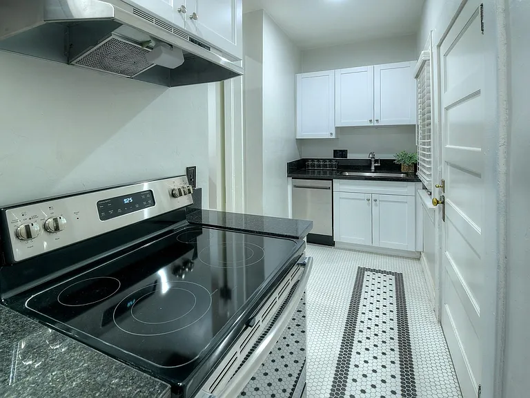 San Carlos Apartments — Photo 10