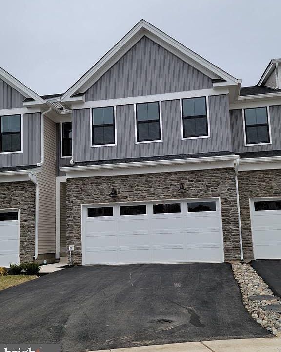 1st image of 821 Bayberry Ct #821