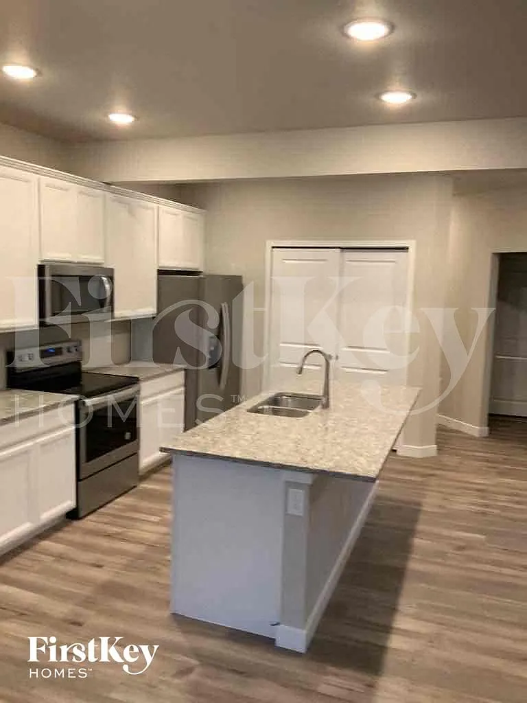 3 bed, 2.5 bath, 1652 sqft, $2,215 — Photo 4