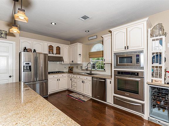 3rd image of 421 Dumas Ct