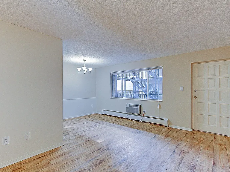 5579 S Windermere St — Photo 8