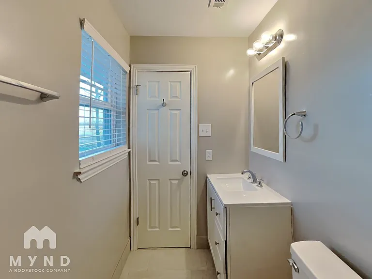 204 E Avenue C — Photo 14